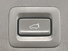 【パワーバックドア】スマートキーや運転席のボタンを押すだけでリアゲートが自動で開閉します！荷物を持っている時や、高い位置にあるバックドアを閉める際に便利な機能です♪ 6
