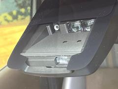 【トヨタセーフティセンス】走行中に前方の車両等を認識し、衝突しそうな時は警報とブレーキで衝突回避と被害軽減をアシスト。より安全にドライブをお楽しみいただけます。 5