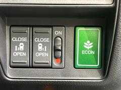【両側パワースライドドア】スマートキーや運転席のスイッチで後席両側スライドドアの開閉が可能♪電動だから力を入れてドアを開ける必要が無く、小さなお子様でも簡単に開け閉めでき快適です♪ 6