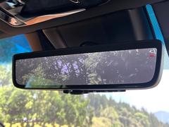 【デジタルインナーミラー】後席の大きな荷物や同乗者で後方が確認しづらい時でも安心！カメラが撮影した車両後方の映像をルームミラー内に表示。クリアな視界で状況の確認が可能です！ 5