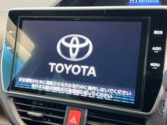【純正１０インチナビ】人気の純正ナビを装備しております。ナビの使いやすさはもちろん、オーディオ機能も充実！キャンプや旅行はもちろん、通勤や買い物など普段のドライブも楽しくなるはず♪ 3
