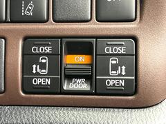 【両側パワースライドドア】スマートキーや運転席のスイッチで後席両側スライドドアの開閉が可能♪電動だから力を入れてドアを開ける必要が無く、小さなお子様でも簡単に開け閉めでき快適です♪ 6
