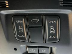 【両側パワースライドドア】スマートキーや運転席のスイッチで後席両側スライドドアの開閉が可能♪電動だから力を入れてドアを開ける必要が無く、小さなお子様でも簡単に開け閉めでき快適です♪ 5