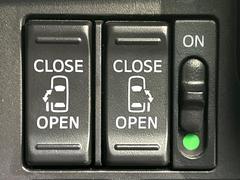 【両側パワースライドドア】スマートキーや運転席のスイッチで後席両側スライドドアの開閉が可能♪電動だから力を入れてドアを開ける必要が無く、小さなお子様でも簡単に開け閉めでき快適です♪ 3