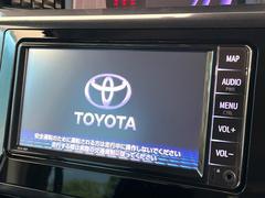 【純正ナビ】人気の純正ナビを装備しております。ナビの使いやすさはもちろん、オーディオ機能も充実！キャンプや旅行はもちろん、通勤や買い物など普段のドライブも楽しくなるはず♪ 3