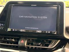 【大画面ナビ】人気の大型９インチナビを装備。存在感のある大画面はインパクト大！ナビ利用時のマップ表示は見やすく、テレビやＤＶＤは臨場感がアップ！いつものドライブがグッと楽しくなります♪ 3