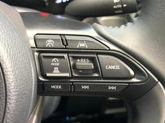 【レーダークルーズコントロール】高速道路での長距離走行が楽に！！自動で速度を保つクルーズコントロールが、衝突軽減システムと連携し、前方の車両を感知して車間を保つように速度調節してくれます！！ 7
