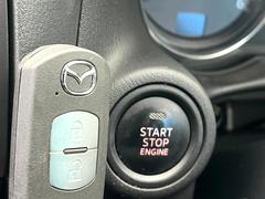 【スマートキー】カバンやポケットに入れたままでもドアの施錠・解錠が可能なスマートキーを装備。エンジンのオン・オフ時もカギを取り出す必要が無いからとっても便利です♪ 5