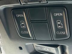 【両側パワースライドドア】スマートキーや運転席のスイッチで後席両側スライドドアの開閉が可能♪電動だから力を入れてドアを開ける必要が無く、小さなお子様でも簡単に開け閉めでき快適です♪ 6