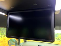 【フリップダウンモニター】大画面モニターで後席でもエンタメをお楽しみいただけます。小さなお子様にも大人気の装備です♪ 5