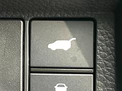 【パワーバックドア】スマートキーや運転席のボタンを押すだけでリアゲートが自動で開閉します！荷物を持っている時や、高い位置にあるバックドアを閉める際に便利な機能です♪ 7