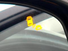 【ブラインドスポットインフォメーション】走行中、ドアミラーの死角になりやすい箇所に後続車が接近するとサイドミラー付近に警告を表示、ドライバーに注意喚起をしてくれます。 6