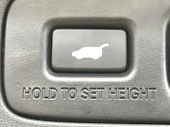 【パワーバックドア】スマートキーや運転席のボタンを押すだけでリアゲートが自動で開閉します！荷物を持っている時や、高い位置にあるバックドアを閉める際に便利な機能です♪ 7