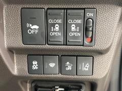 【両側パワースライドドア】スマートキーや運転席のスイッチで後席両側スライドドアの開閉が可能♪電動だから力を入れてドアを開ける必要が無く、小さなお子様でも簡単に開け閉めでき快適です♪ 7