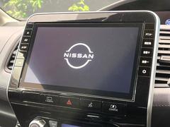 【純正１０インチナビ】人気の純正ナビを装備。オーディオ機能も充実しており、Ｂｌｕｅｔｏｏｔｈ接続すればお持ちのスマホやＭＰ３プレイヤーの音楽を再生可能！毎日の運転がさらに楽しくなります！！ 3