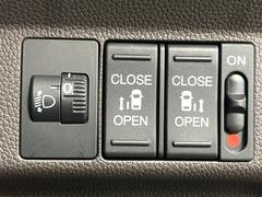【両側パワースライドドア】スマートキーや運転席のスイッチで後席両側スライドドアの開閉が可能♪電動だから力を入れてドアを開ける必要が無く、小さなお子様でも簡単に開け閉めでき快適です♪ 6