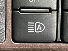 【アダプティブハイビーム】遠くまで明るく照らすハイビームを先行車や対向車に照射しない様、自動で調整！毎回手動で切り替える必要がなく、夜間走行時のストレスも軽減。安全性向上にも寄与します。 7
