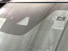 【スマートシティブレーキサポート】低速走行中に前方の車両等を認識し、衝突しそうな時は警報とブレーキで衝突回避と被害軽減をアシスト。より安全にドライブをお楽しみいただけます。 6