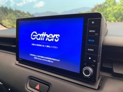 【純正ナビ】人気の純正ナビを装備。オーディオ機能も充実しており、Ｂｌｕｅｔｏｏｔｈ接続すればお持ちのスマホやＭＰ３プレイヤーの音楽を再生可能！毎日の運転がさらに楽しくなります！！ 3
