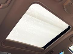 【サンルーフ】開放感たっぷりの希少装備、サンルーフが装着されています！車内に明かりを取り入れたり景色を楽しむ以外にも、車内の空気も簡単に換気できて快適です！ 5