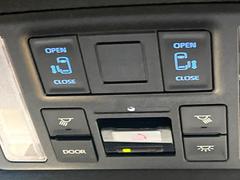 【両側パワースライドドア】スマートキーや運転席のスイッチで後席両側スライドドアの開閉が可能♪電動だから力を入れてドアを開ける必要が無く、小さなお子様でも簡単に開け閉めでき快適です♪ 6