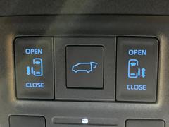【パワーバックドア】スマートキーや運転席のボタンを押すだけでリアゲートが自動で開閉します！荷物を持っている時や、高い位置にあるバックドアを閉める際に便利な機能です♪ 6