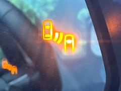 【ブラインドスポットモニター】走行中、ドアミラーの死角になりやすい箇所に後続車が接近するとサイドミラーのレンズに警告を表示！ドライバーに注意喚起をしてくれます。 7