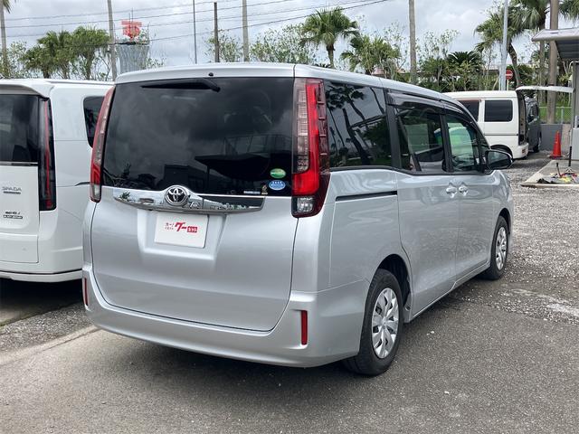 ノア Ｘ　バックカメラ　両側スライドドア　ＬＥＤヘッドランプ　キーレスエントリー　３列シート　ＣＶＴ　衝突安全ボディ　ＡＢＳ　ＥＳＣ　エアコン　パワーステアリング　パワーウィンドウ　運転席エアバッグ（14枚目）