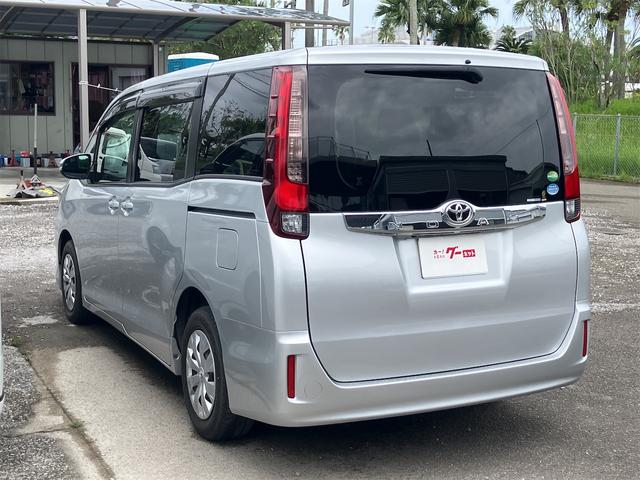 ノア Ｘ　バックカメラ　両側スライドドア　ＬＥＤヘッドランプ　キーレスエントリー　３列シート　ＣＶＴ　衝突安全ボディ　ＡＢＳ　ＥＳＣ　エアコン　パワーステアリング　パワーウィンドウ　運転席エアバッグ（16枚目）