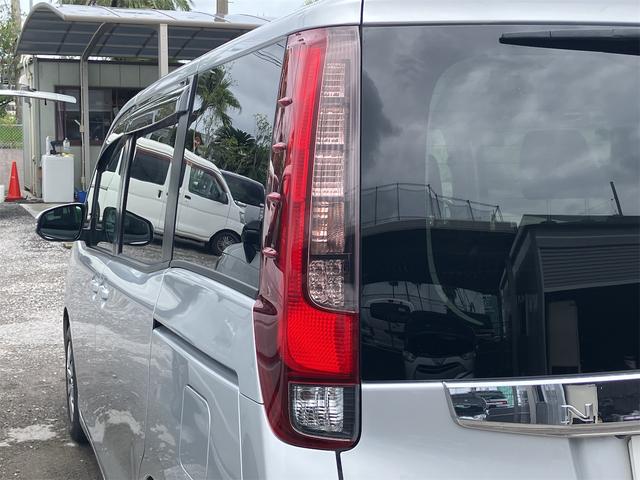 ノア Ｘ　バックカメラ　両側スライドドア　ＬＥＤヘッドランプ　キーレスエントリー　３列シート　ＣＶＴ　衝突安全ボディ　ＡＢＳ　ＥＳＣ　エアコン　パワーステアリング　パワーウィンドウ　運転席エアバッグ（17枚目）