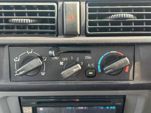 ＳＤ　４ＷＤ　軽トラック　ＭＴ　エアコン　運転席エアバッグ　ＣＤ　ＤＶＤ再生　三方開　パワステ（画像3）