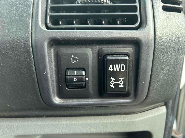 ＳＤ　４ＷＤ　軽トラック　ＭＴ　エアコン　運転席エアバッグ　ＣＤ　ＤＶＤ再生　三方開　パワステ（画像10）