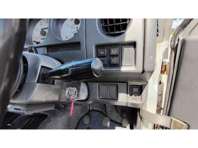 ジムニー ワイルドウインド　パートタイム４ＷＤ　５ＭＴ　ラジオ　エアコン　フォグランプ　パワーステアリング　背面スペアタイヤ　ドアザイザー　ルーフキャリア　取扱説明書（8枚目）