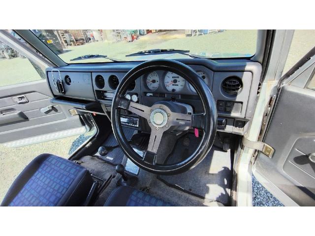 ジムニー ワイルドウインド　パートタイム４ＷＤ　５ＭＴ　ラジオ　エアコン　フォグランプ　パワーステアリング　背面スペアタイヤ　ドアザイザー　ルーフキャリア　取扱説明書（29枚目）