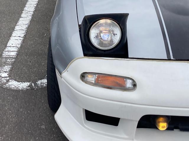 ユーノスロードスター 　フルエアロ　５速マニュアル車　ＣＤオーディオ　社外アルミホイール　社外ハンドル　エアコン　パワステ　パワーウィンドウ（5枚目）