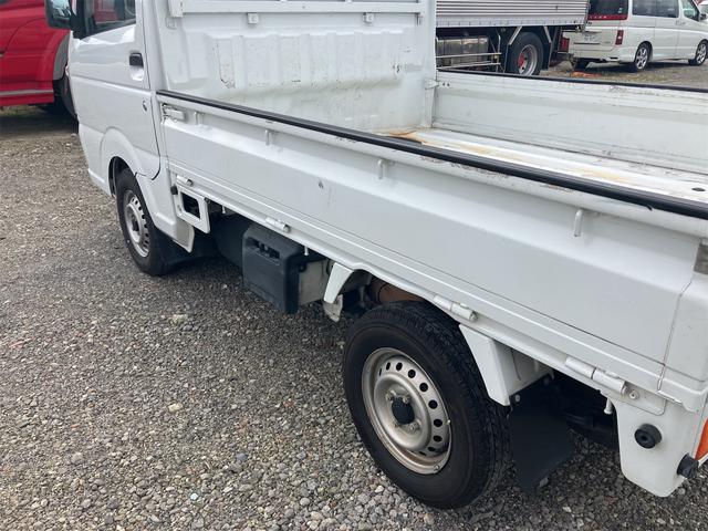 キャリイトラック ＫＣエアコン・パワステ　４ＷＤ　ＡＴ　衝突被害軽減システム　ＥＴＣ　スマートキー　盗難防止システム　エアコン　運転席エアバッグ　助手席エアバッグ　三方開（25枚目）