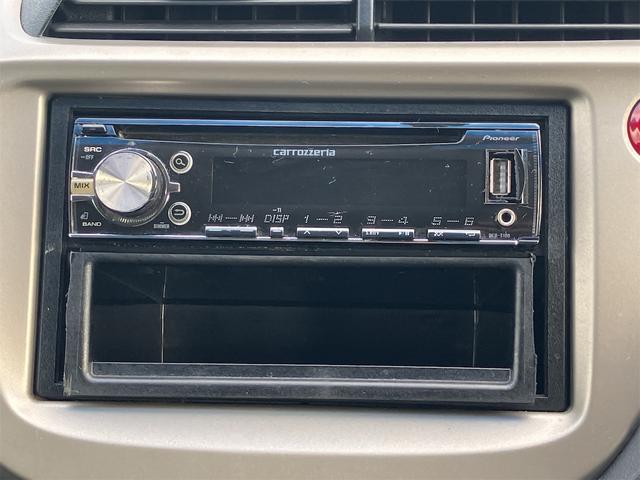 フィットハイブリッド スマートセレクション ハイブリッド オートクルーズコントロール オートライト HID スマートキー 電動格納ミラー CVT レンタカーアップ 盗難防止システム 衝突安全ボディ CD USB ABS エアコン(4枚目)