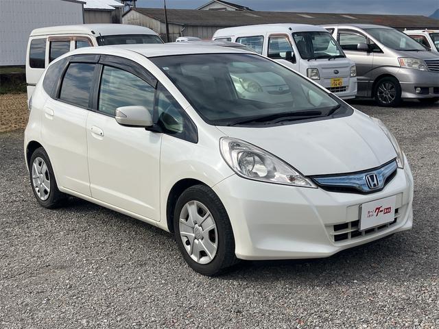 フィットハイブリッド スマートセレクション ハイブリッド オートクルーズコントロール オートライト HID スマートキー 電動格納ミラー CVT レンタカーアップ 盗難防止システム 衝突安全ボディ CD USB ABS エアコン(13枚目)