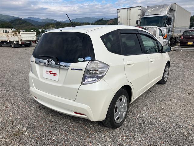 フィットハイブリッド スマートセレクション ハイブリッド オートクルーズコントロール オートライト HID スマートキー 電動格納ミラー CVT レンタカーアップ 盗難防止システム 衝突安全ボディ CD USB ABS エアコン(14枚目)