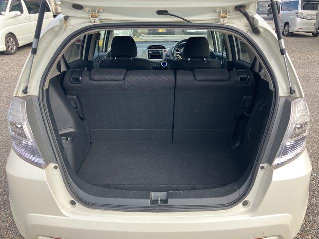 フィットハイブリッド スマートセレクション ハイブリッド オートクルーズコントロール オートライト HID スマートキー 電動格納ミラー CVT レンタカーアップ 盗難防止システム 衝突安全ボディ CD USB ABS エアコン(19枚目)