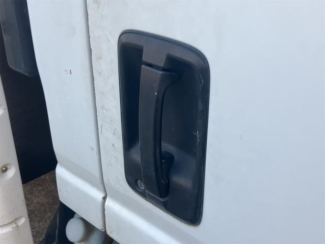 エルフトラック 　トラック　パワーゲート付　６速マニュアル　荷台内寸４３７０×２０８０×３８０後輪ダブル　ＥＴＣ　バックカメラ　キーレスエントリー　電動格納ミラー　エアコン　パワーステアリング（9枚目）