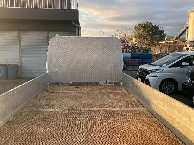 エルフトラック 　トラック　パワーゲート付　６速マニュアル　荷台内寸４３７０×２０８０×３８０後輪ダブル　ＥＴＣ　バックカメラ　キーレスエントリー　電動格納ミラー　エアコン　パワーステアリング（31枚目）