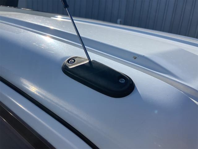 キャリイトラック 4WD 軽トラック パワステ 5速マニュアル ヘッドライトレベライザー エアコン 三方開 積載量350kg(12枚目)