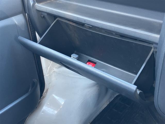 キャリイトラック 4WD 軽トラック パワステ 5速マニュアル ヘッドライトレベライザー エアコン 三方開 積載量350kg(39枚目)