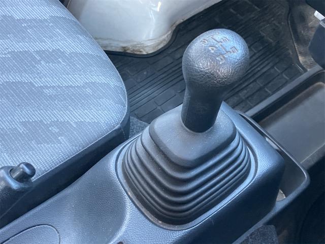 キャリイトラック 4WD 軽トラック パワステ 5速マニュアル ヘッドライトレベライザー エアコン 三方開 積載量350kg(40枚目)