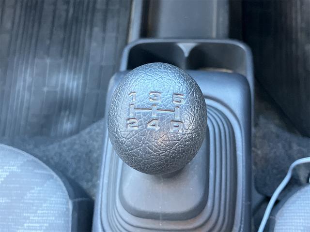 キャリイトラック 4WD 軽トラック パワステ 5速マニュアル ヘッドライトレベライザー エアコン 三方開 積載量350kg(41枚目)