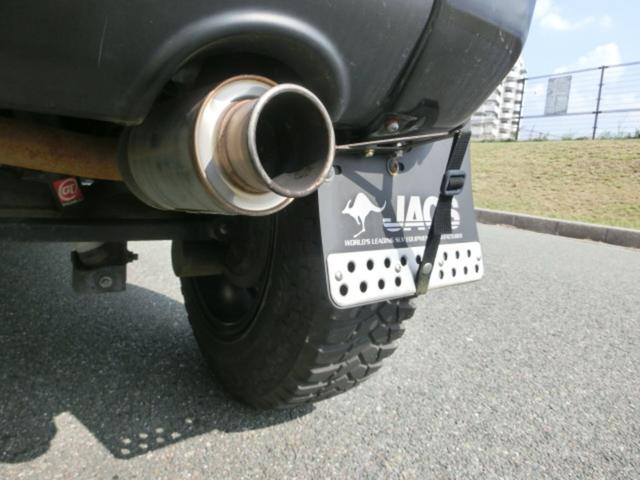 キックス RX 4WD ターボ 5MT リフトアップ公認 マッドタイヤ MKWアルミホイール オーバーフェンダー JAOSアンダーガード JAOSマッドフラップ 社外マフラー (ブラック)(11枚目)