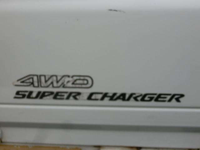 サンバートラック SDX スーパーチャージャー 三方開 4WD 4気筒 スーパーチャージャー付エンジン 切替式4WD 5速マニュアルミッション エアコン付 Tベルト交換済 車検8年4月まで (ホワイト)(11枚目)