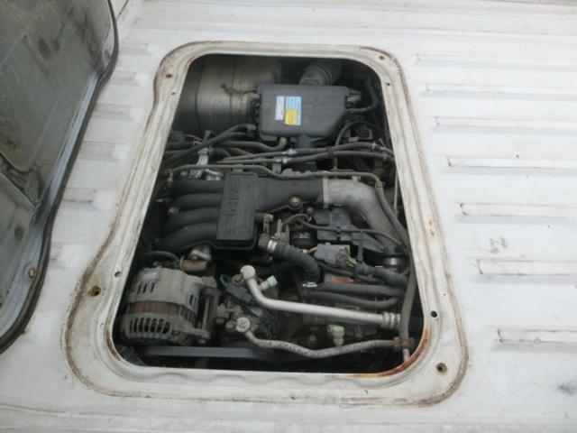 サンバートラック SDX スーパーチャージャー 三方開 4WD 4気筒 スーパーチャージャー付エンジン 切替式4WD 5速マニュアルミッション エアコン付 Tベルト交換済 車検8年4月まで (ホワイト)(14枚目)