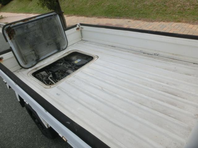 サンバートラック SDX スーパーチャージャー 三方開 4WD 4気筒 スーパーチャージャー付エンジン 切替式4WD 5速マニュアルミッション エアコン付 Tベルト交換済 車検8年4月まで (ホワイト)(18枚目)